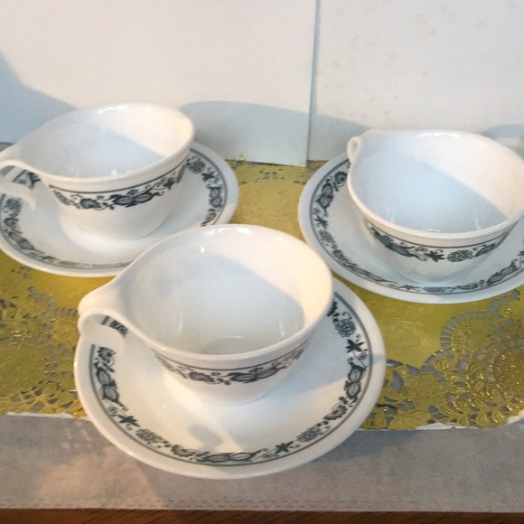 Corelle Other - Vintage Corelle Old Towne Blue Onion pattern 3 cup & saucer sets